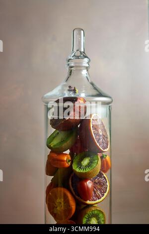 Kreatives Stillleben mit frischem exotischem Obst und Gemüse auf pastellfarbenem Hintergrund. Bunte Lebensmittelzusammensetzung für gesunden Lebensstil, Öko-Konzept, Ernährung Stockfoto