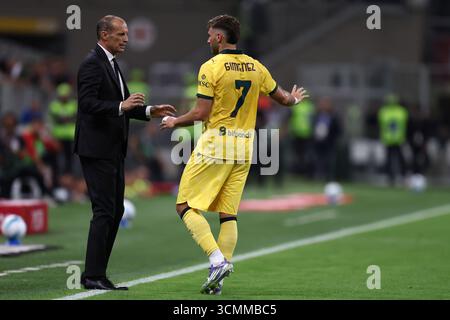 Massimiliano Allegri, Cheftrainer des AC Mailand, spricht mit Santiago Gimenez vom AC Mailand während des Spiels der Serie A zwischen AC Mailand und Bologna FC im Stadio Giuseppe Meazza am 14. September 2025 in Mailand. Stockfoto
