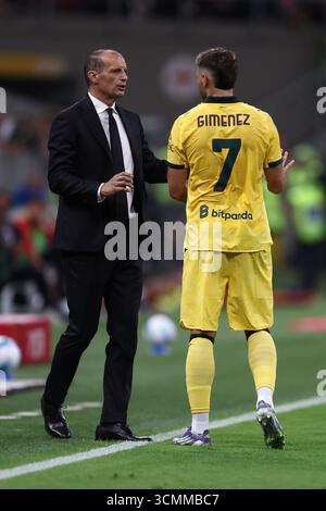 Massimiliano Allegri, Cheftrainer des AC Mailand, spricht mit Santiago Gimenez vom AC Mailand während des Spiels der Serie A zwischen AC Mailand und Bologna FC im Stadio Giuseppe Meazza am 14. September 2025 in Mailand. Stockfoto