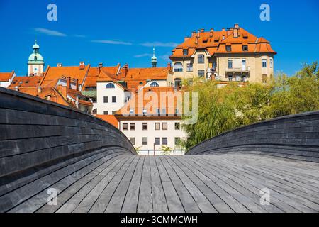 Neue Fußgängerbrücke über die Drau und das Stadtbild Maribor, Slowenien Stockfoto