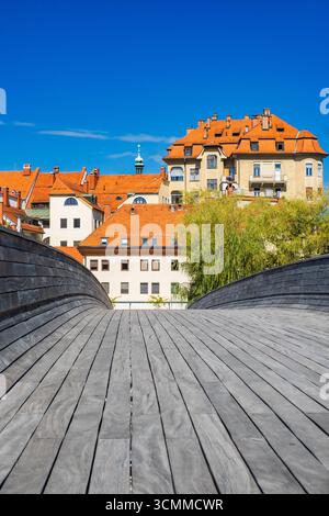 Neue Fußgängerbrücke über die Drau und das Stadtbild Maribor, Slowenien Stockfoto