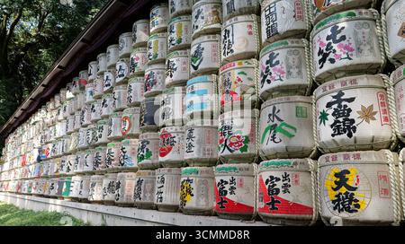 Dekorative Sake-Fässer auf dem Weg zum Meiji-Tempel in Tokio, Japan Stockfoto