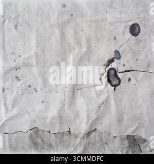 Textur von zerrissenem, altem Papier, das mit schwarzer Druckertinte gefärbt ist Stockfoto