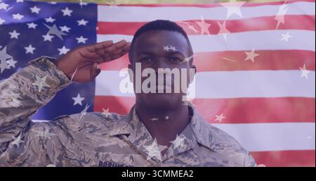 Soldat in Tarnuniform bei Zeremonie mit amerikanischer Flagge und Sternenüberzug Stockfoto