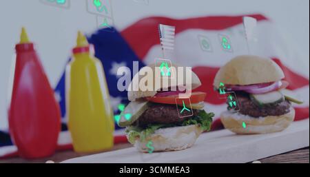 Zwei Mini-Hamburger auf Holzbrett im Studio, mit Flaggenhintergrund Ketchup-Senf-Öko-Ikonen Stockfoto