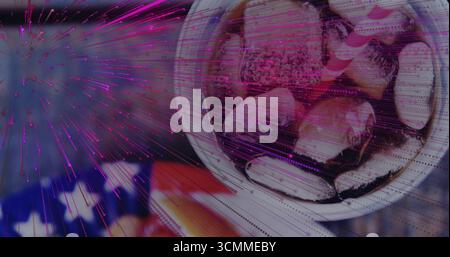 Weiße Schüssel mit Eisgetränk auf US-Flagge, magentafarbene Streifen und Scanlinien, Kopierraum Stockfoto