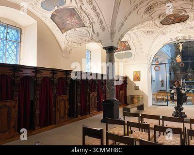 Einsiedeln, Schweiz - 28. September 2022: Innenraum einer Schweizer Kirche mit kunstvollen Entwürfen mit Sitzmöbeln und Dekorationen im Kloster Einsiedeln, S. Stockfoto