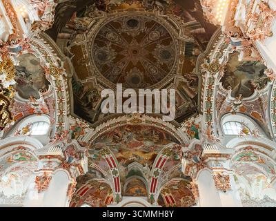 Einsiedeln, Schweiz - 28. September 2022: Aufwendig verzierte Decke mit Fresken in einer Kirche im Kloster Einsiedeln, Schweiz. Stockfoto