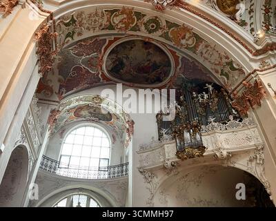 Einsiedeln, Schweiz - 28. September 2022: Luxuriöses barockes Kircheninnere im Kloster Einsiedeln, Schweiz mit detaillierten Gewölbefresken und einem o Stockfoto