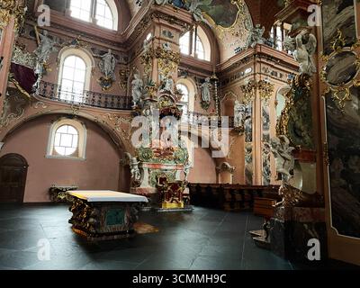 Einsiedeln, Schweiz - 28. September 2022: Eine historische Kirche im Kloster Einsiedeln in der Schweiz, die eine komplexe Barockarchitektur und Gold zeigt Stockfoto