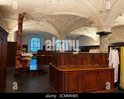 Einsiedeln, Schweiz - 28. September 2022: Elegante Holz- und Stuckarbeiten verkörpern Schweizer Handwerkskunst in einer historischen Kapelle in Einsiede Stockfoto