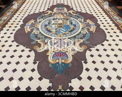 Einsiedeln, Schweiz - 28. September 2022: Kunstvoller Mosaikboden mit detaillierten Mustern und satten Farben im Kloster Einsiedeln, Schweiz. Stockfoto