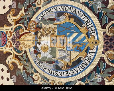 Einsiedeln, Schweiz - 28. September 2022: Buntes Mosaik mit Wappenemblemen und verzierten Mustern an einem Schweizer historischen Ort in Einsiedeln Stockfoto