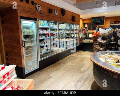 Einsiedeln, Schweiz - 28. September 2022: Gemütliches Schweizer Geschäft mit Holzmöbeln, Kühlprodukten und diversen lokalen Angeboten in Einsiedeln Stockfoto
