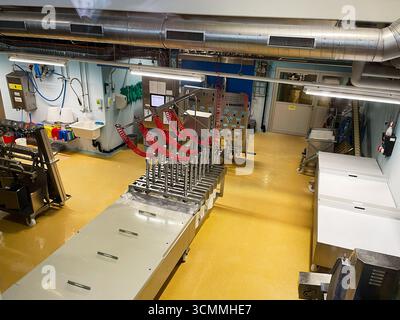 Einsiedeln, Schweiz - 28. September 2022: Blick auf eine Lebensmittelverarbeitungsanlage mit Ausstattung und Einrichtungen in Einsiedeln, Schweiz Stockfoto