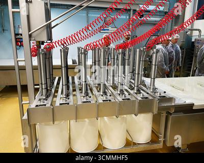 Einsiedeln, Schweiz - 28. September 2022: High-Tech-Produktionsanlage für Lebensmittel mit fortschrittlichen Maschinen und Produktionsanlagen in Einsiedeln, Switze Stockfoto