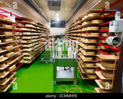 Einsiedeln, Schweiz - 28. September 2022: Mit Schweizer Käsemödeln gefüllte Regale in einem Lager in Einsiedeln, Schweiz Stockfoto