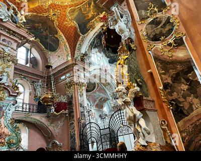 Einsiedeln, Schweiz - 28. September 2022: Barocke Kircheneinrichtung mit atemberaubender Dekoration, skulpturalen Details und goldenen Akzenten. Einsiedeln Abbe Stockfoto