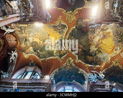 Einsiedeln, Schweiz - 28. September 2022: Wunderschöne Freskenmalerei an der Decke einer Kirche in der Schweiz mit Goldverzierungen. Einsiedeln Abbe Stockfoto