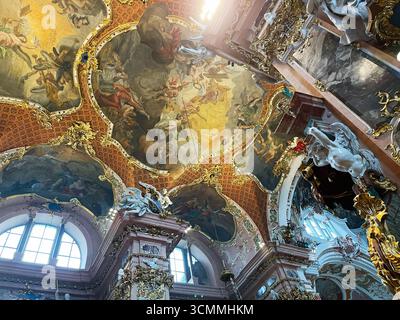 Einsiedeln, Schweiz - 28. September 2022: Detaillierte Barockfresken zieren die dekorative Decke einer Kirche in der Schweiz. Kloster Einsiedeln Stockfoto