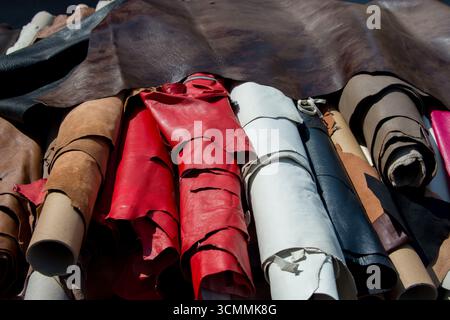Lederrollen und ausgestellte Häute, handgefertigtes Material, das für Lederwaren, Mode und Möbel verwendet wird. Stockfoto