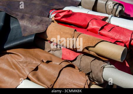 Lederrollen und ausgestellte Häute, handgefertigtes Material, das für Lederwaren, Mode und Möbel verwendet wird. Stockfoto
