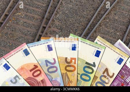Euro-Banknoten auf Schienen – Geld für die Eisenbahn Stockfoto