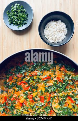 Nahaufnahme der traditionellen Gemüsepaella, serviert in der Pfanne. Spanisches Reisgericht. Mediterrane Ernährung. Gesundes und veganes Lebensmittelkonzept. Direkt darüber. Stockfoto