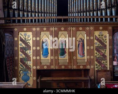 Die berühmte Father Willis Orgel mit ihren bemalten Holzpaneelen, Kirche St. Peter und St. Paul, FoxEarth, Essex, Großbritannien Stockfoto