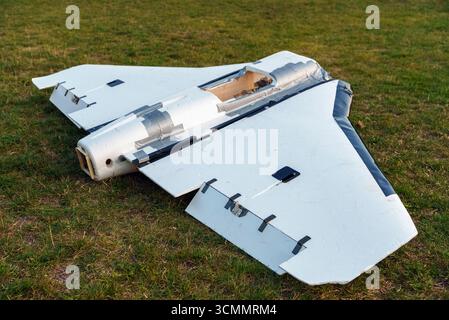 Beschädigtes unbemanntes Luftfahrzeug von Gerbera, das als falsches Ziel benutzt wurde, um Luftabwehrsysteme zu überlasten. Zerstörte Köderdrohne, die auf Gras lag, nachdem sie erschossen wurde Stockfoto