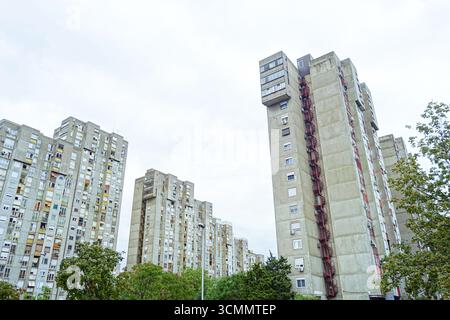 Osteuropäische Wohnblöcke: Betonwohnungen in Belgrad, Serbien. Sozialistische Wohnarchitektur und Stadtplanung nach dem Krieg Stockfoto