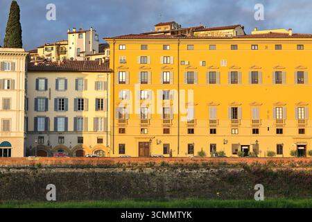 336 Palazzo Tempi mit gelbem Orpiment und anderen Gebäuden auf der Piazza Santa Maria Soprarno, Südufer des Arno. Florenz-Toskana. Stockfoto