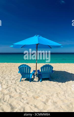 Zwei blaue Liegestühle und Sonnenschirme in Meads Bay Beach, Karibik Traum und Landschaft, Anguilla Island, British West Indies Stockfoto
