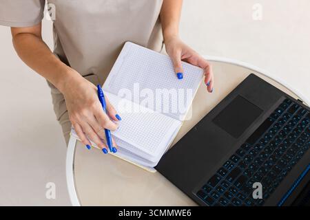 Frau mit Notizbuch, Schreiben und Prüfen von Terminen, Kalender, Tagebuchbuch, Notizen am Schreibtisch, Produktivität des Zeitmanagements Stockfoto