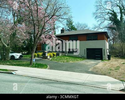 Jenkintown, Pennsylvania, USA - 01. April 2025: Modernes Haus mit frühlingshaften Bäumen in Jenkintown, PAneighborhood. Stockfoto