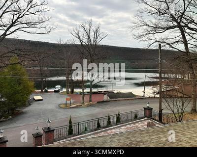Jenkintown, Pennsylvania, USA - 01. April 2025: Ein ruhiger Blick auf den See in Pennsylvania, mit ruhiger Atmosphäre und Ruhe. Stockfoto
