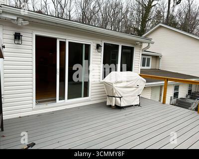 Jenkintown, Pennsylvania, USA - 01. April 2025: Terrasse im Freien mit Grill- und Waldhintergrund im Herbst Stockfoto
