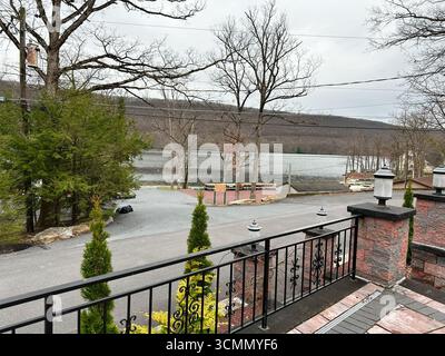Jenkintown, Pennsylvania, USA - 01. April 2025: Ruhiger Blick auf einen See, umgeben von Bäumen, in ruhiger und friedlicher Atmosphäre Stockfoto