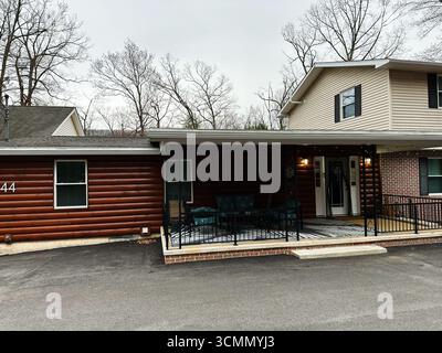 Jenkintown, Pennsylvania, USA - 01. April 2025: Einladende Vorstadtresidenz mit gemütlicher Veranda und malerischer Umgebung. Stockfoto