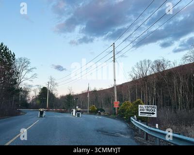 Jenkintown, Pennsylvania, USA - 1. April 2025: Eine Straße mit Eingangskontrolle, Beschilderung und ländlichen Landschaftsszenen in Pennsylvania. Stockfoto