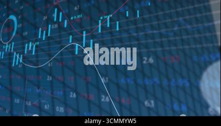 Anzeigen des Finanzdiagramms auf der Handelsoberfläche mit Kerzenleuchtern, Trendlinien und numerischen Beschriftungen Stockfoto