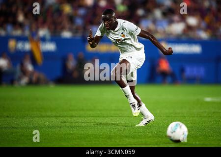 BARCELONA, SPANIEN - 14. SEPTEMBER: Mouctar Diakhaby von Valencia CF während des LaLiga EA Sports Matches zwischen FC Barcelona und Valencia CF bei Estadi Joha Stockfoto