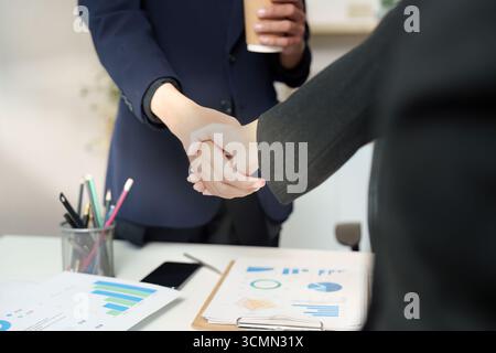 Geschäftsvereinbarung. Fachleute schütteln nach einem erfolgreichen Meeting die Hand. Stockfoto