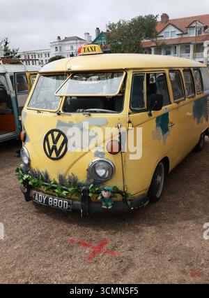 Gelber klassischer VW-Camper im Vintage-Stil bei der Rally in Paignton. Dubs on the Beach 2025 Stockfoto