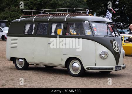 Klassischer VW-Wohnwagen im Vintage-Stil bei Rally Stockfoto