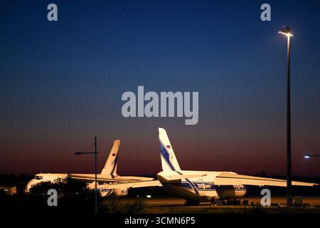 Schkeuditz, Deutschland. September 2025. Am Flughafen Leipzig/Halle stehen Frachtflugzeuge der russischen Wolga-Dnepr-Gruppe Antonov an-124. Die Flugzeuge dürfen nicht mehr starten, da der EU-Luftraum für russische Flugzeuge gesperrt ist. Quelle: Jan Woitas/dpa/Alamy Live News Stockfoto