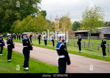 Mitglieder der Royal Navy Ceremonial Guard stellen die Route vor der Kutschenprozession nach Windsor Castle in Berkshire auf, um die zeremonielle Begrüßung am ersten Tag des zweiten Staatsbesuchs des US-Präsidenten in Großbritannien vorzubereiten. Bilddatum: Mittwoch, 17. September 2025. Stockfoto