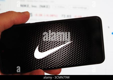 Deutschland – 17. September 2025: In dieser Fotoabbildung wird das Nike Logo auf einem Smartphone-Bildschirm angezeigt Stockfoto