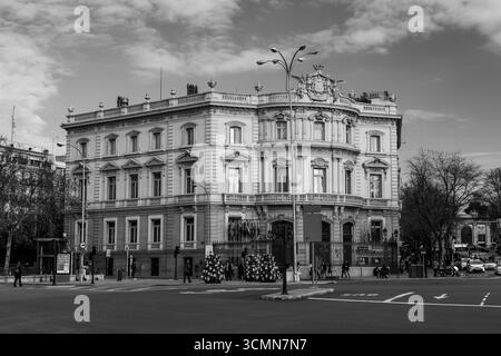 Madrid, Spanien - 19. FEBRUAR 2022: Casa de America ist ein öffentliches Konsortium und Kulturzentrum, das in den 1990er Jahren gegründet wurde, Palacio de Linares, Madrid, Spanien. Stockfoto