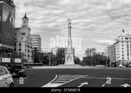 Madrid, Spanien - 19. FEBRUAR 2022: Paseo de Recoletos ist ein breiter Boulevard im Zentrum von Madrid, der von der Plaza de Cibeles zur Plaza de Colon führt. Stockfoto